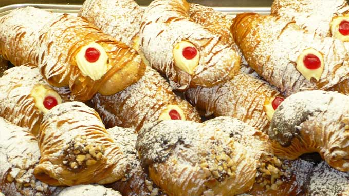Delicious pastries and home-made cakes from the best traditional shops